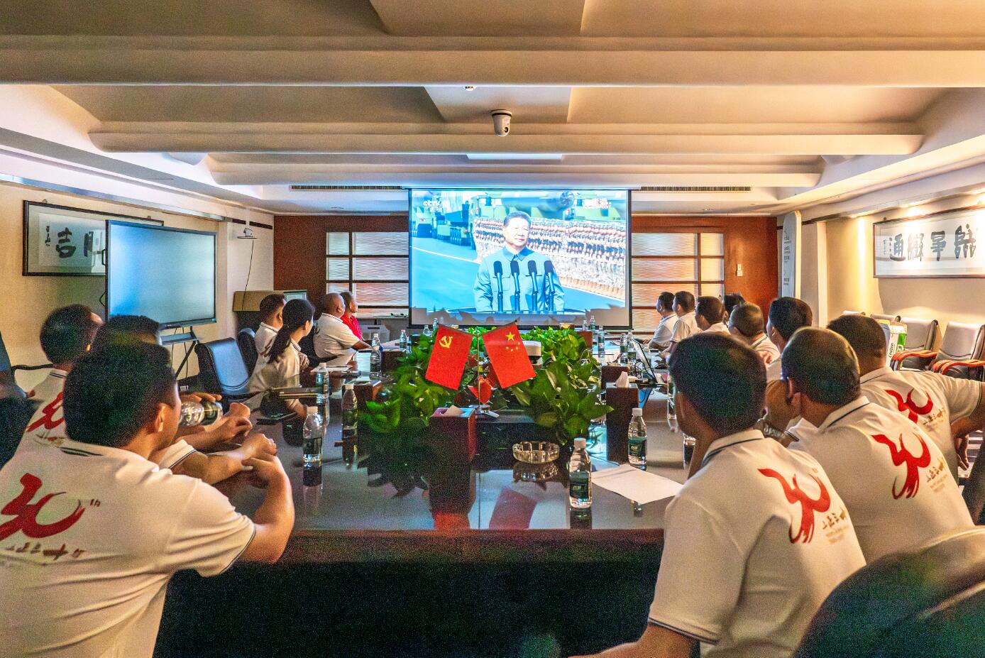 黨員觀看閱兵.jpg 黨員觀看閱兵.jpg