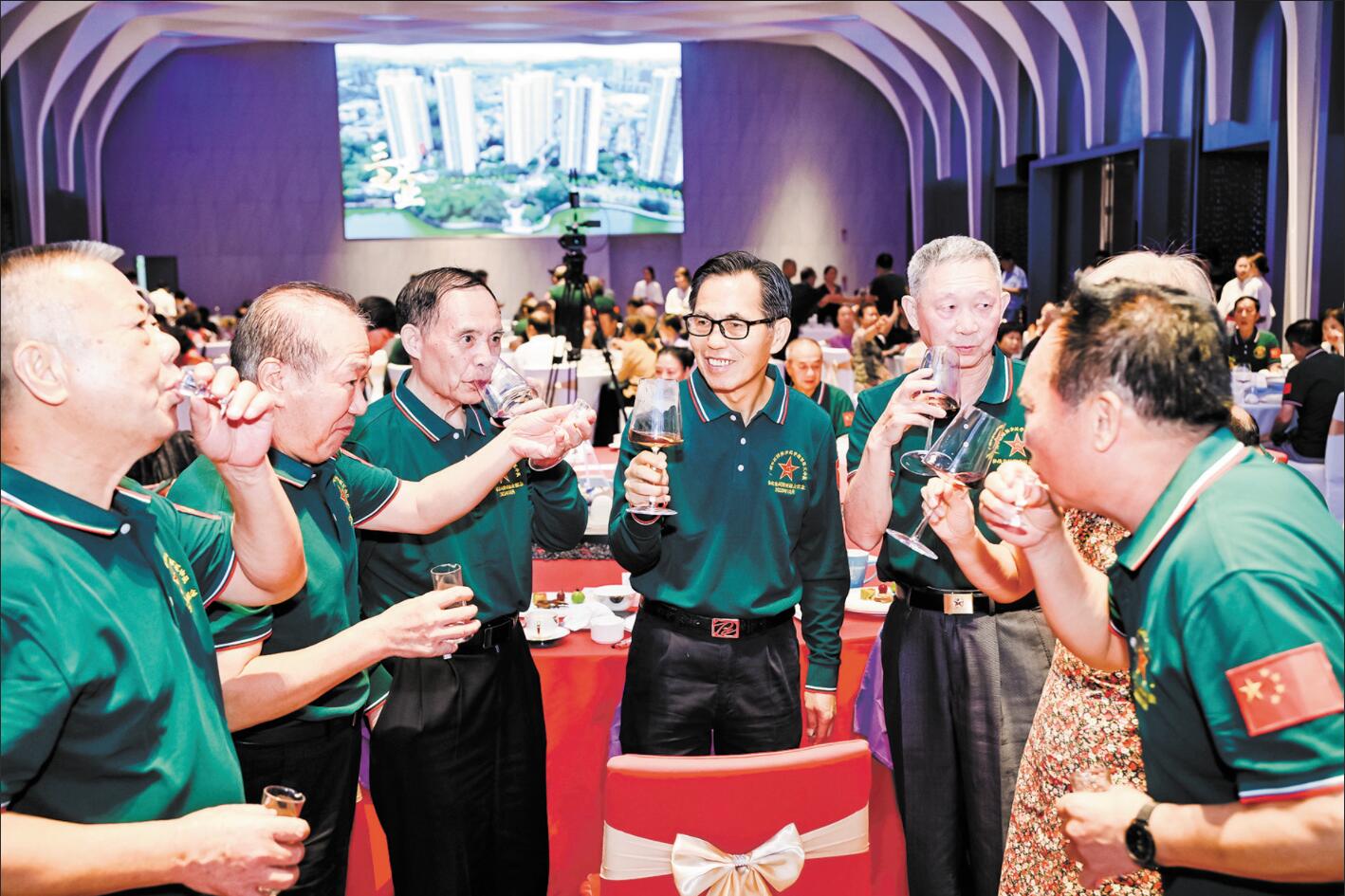 戰(zhàn)友相聚3.jpg 戰(zhàn)友相聚3.jpg